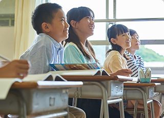 小学校で授業を受けている子供たちの画像