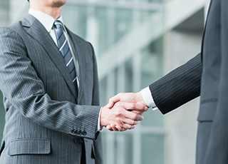 握手をするビジネスマン2人の画像
