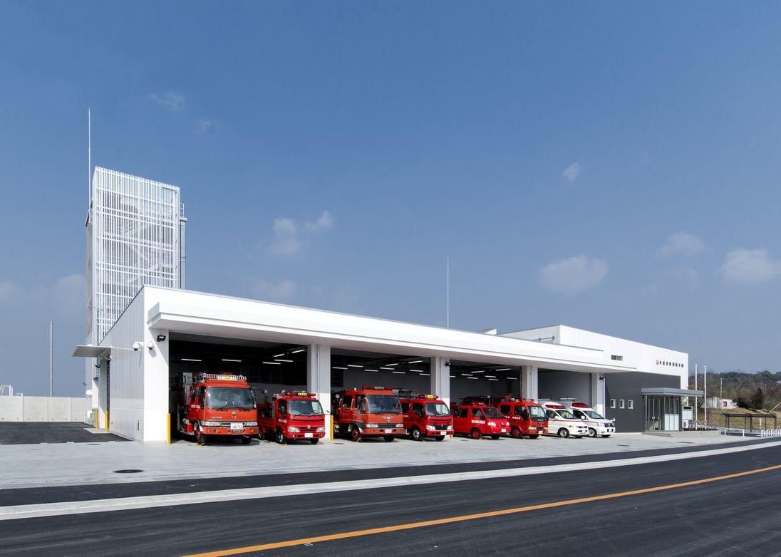 6台の消防車と2台の救急車がガレージの入り口に並んでいる多度津町消防本部の外観写真