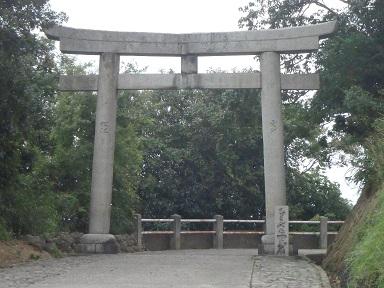 多度津町にある桃陵公園内に移設されたこんぴら鳥居と彫られた石柱の後ろにある石鳥居の写真