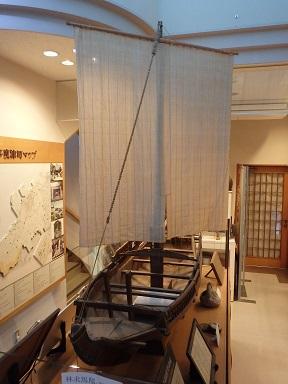 多度津町立資料館に展示されている帆の部分がのれんのような木製の高見八幡宮奉納模型和船の写真