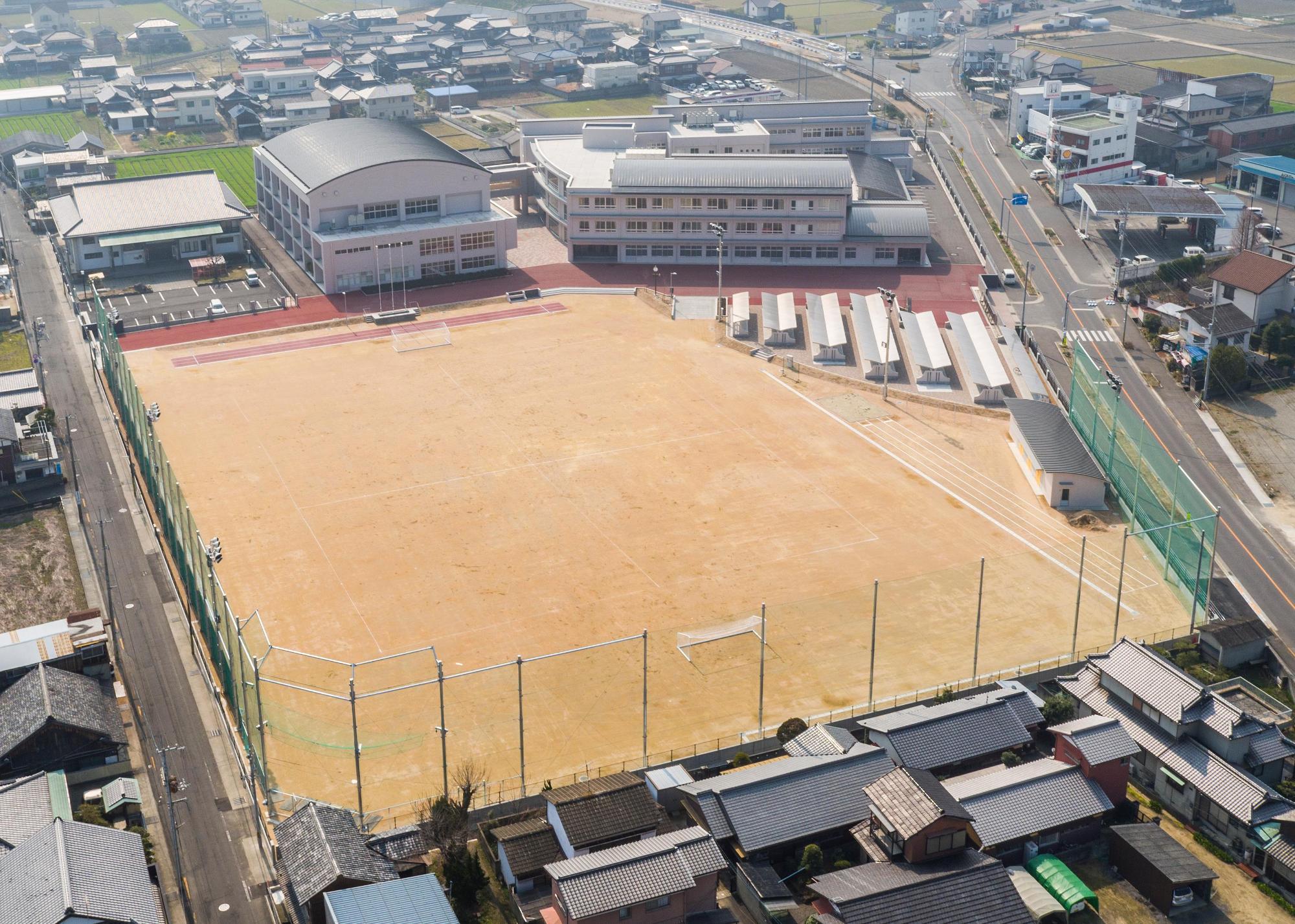 平成28年3月に改築工事が終了した多度津町立多度津中学校の真新しい校舎をグラウンドとともに上空から撮影した写真