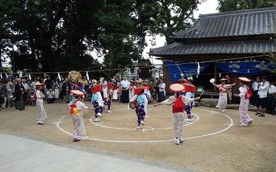 多度津町にある加茂神社境内で白線で二重に描かれた丸に付けられている印の場所で雨乞いの南鴨念仏踊を踊る人々の写真
