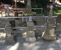 法泉寺跡から出土した右から大中小のサイズで置かれた3基の宝篋印塔の写真