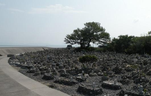 多度津町にある佐柳島の長崎浦集落の海岸沿いに存在する埋め墓を遠目のアングルから撮影した写真