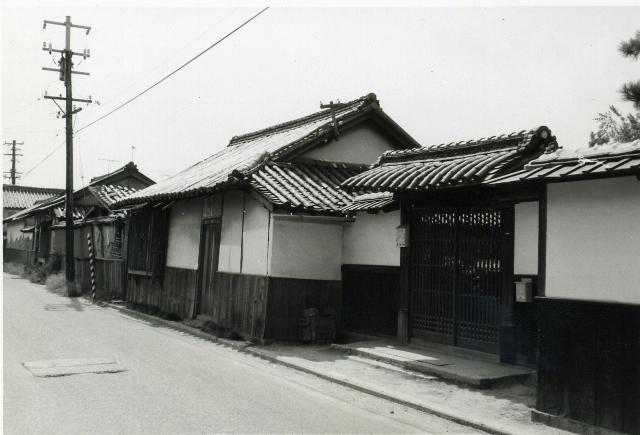 瓦屋根に白漆喰塀で木製の門構えの旧京極氏多度津藩家中屋敷のモノクロ写真