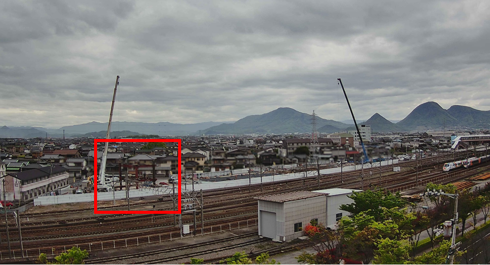 クレーンを使用した多度津町新庁舎の鉄骨建方工事がはじまった様子を赤枠で囲んだ定点カメラの4月12日の写真