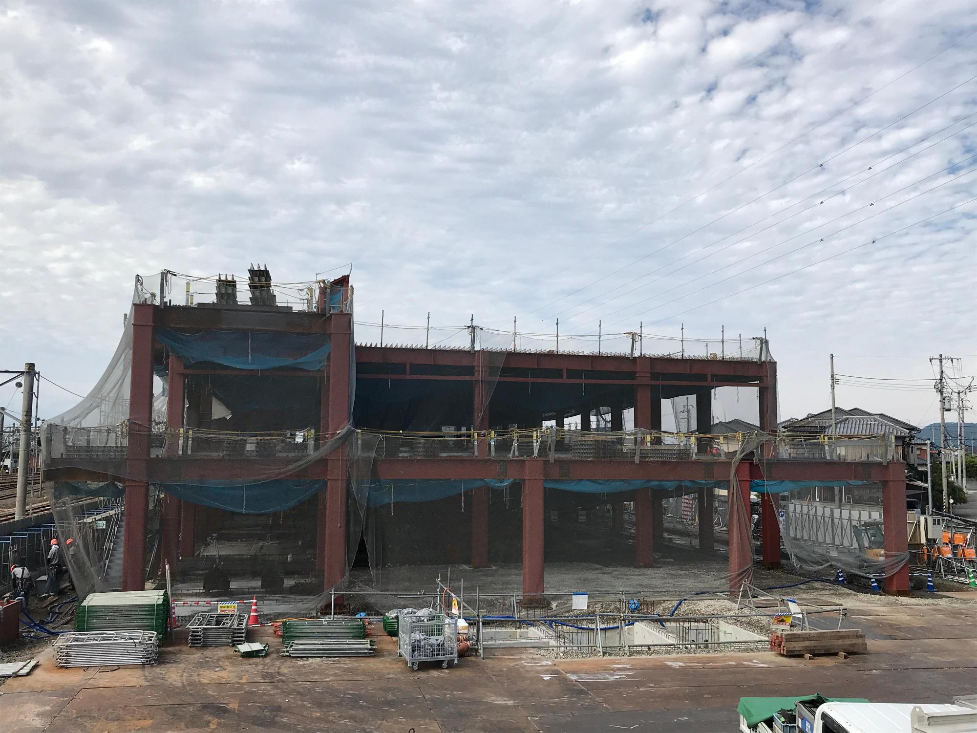 多度津町新庁舎ホール棟の鉄骨建方工事が完了した6月21日時点の様子を撮影した写真