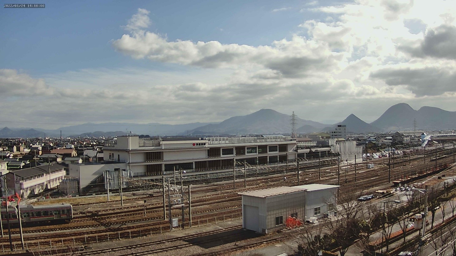 晴れた日に工事中の新庁舎を定点カメラから撮影した1月24日の写真