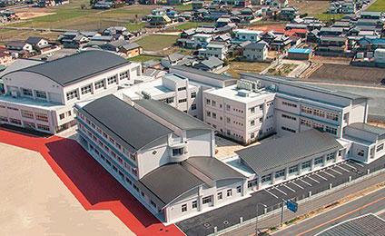 2016年に建て替えられた多度津中学校の全観を上空から撮影した写真
